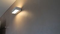 fugenlose Wand grau mit Licht