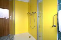 Fugenloser Duschbereich gelb