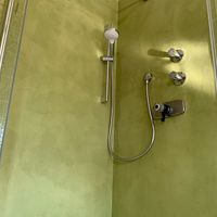 fugenloser Duschbereich in Gr&uuml;n-Betonoptik